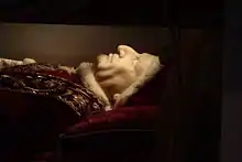 A head view of the body of John XXIII, with a camauro just visible