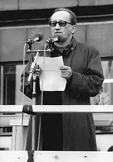 Heiner Müller speaking at the Alexanderplatz demonstration in East Berlin (4 November 1989).