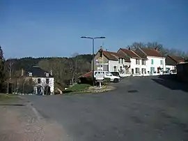 Departmental roads 121 (right) and 421 (left)