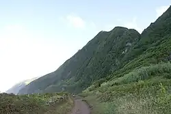 The seemingly abandoned stretch of the fajã and access