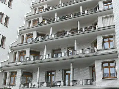 apartment building and public swimming pool at 13 rue des des amiraux, 18th arrondissement, Paris (1922-1927)