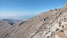 To the south of Jabal Raḩabah (1,543 m) a ridge extends, extending for approximately 10 km, paralleling the Persian Gulf coastline