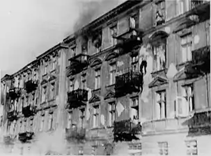NARA copy #53, IPN copy #39Bandits jump to escape captureMan committing suicide by jumping off the upper floors of 23 and 25 Niska Street. 22 April 1943